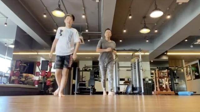 功夫巨星後繼有人！甄子丹「12歲帥兒」顯極強武術天賦 　父子同時「騰空側踢出鏡」配合超默契：完全不輸爸爸