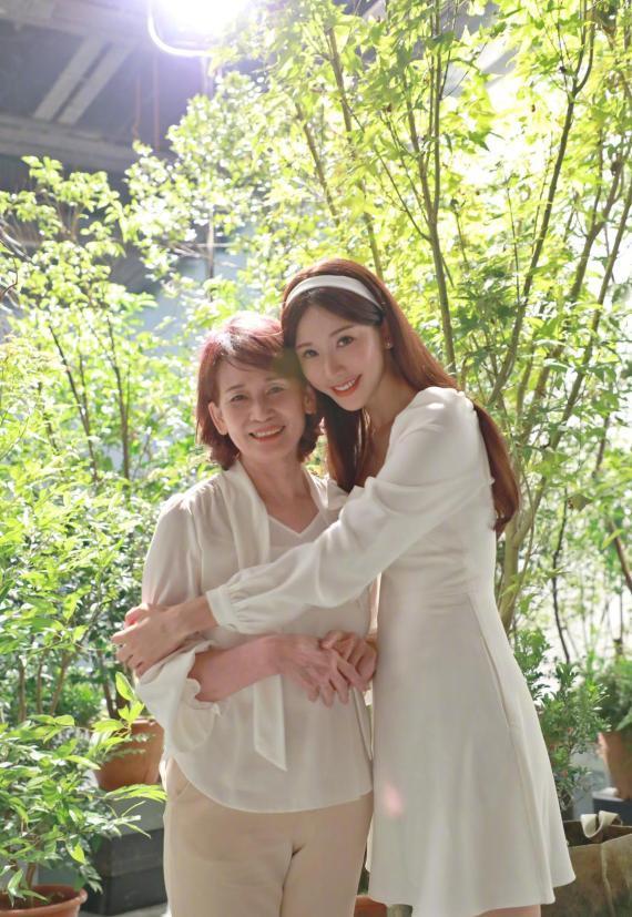 婚後1年認不出！林志玲近照「幸福到長相變了」引網友議論　本尊秒曬「自拍回應酸民」網呼：還是自然最美