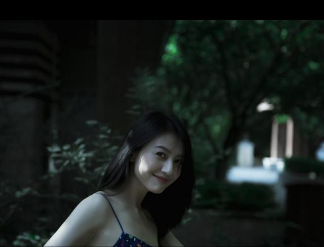 看不出41歲！高圓圓一襲弔帶裙「拍森系美照」仙氣飄飄　抬手片刻「超貼心細節」被讚：真是個好媽媽