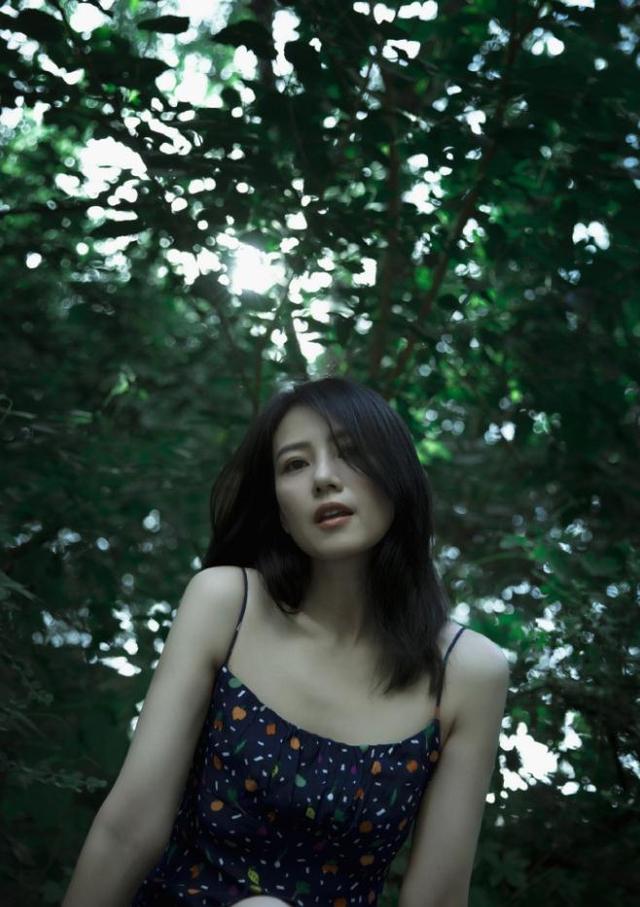 看不出41歲！高圓圓一襲弔帶裙「拍森系美照」仙氣飄飄　抬手片刻「超貼心細節」被讚：真是個好媽媽