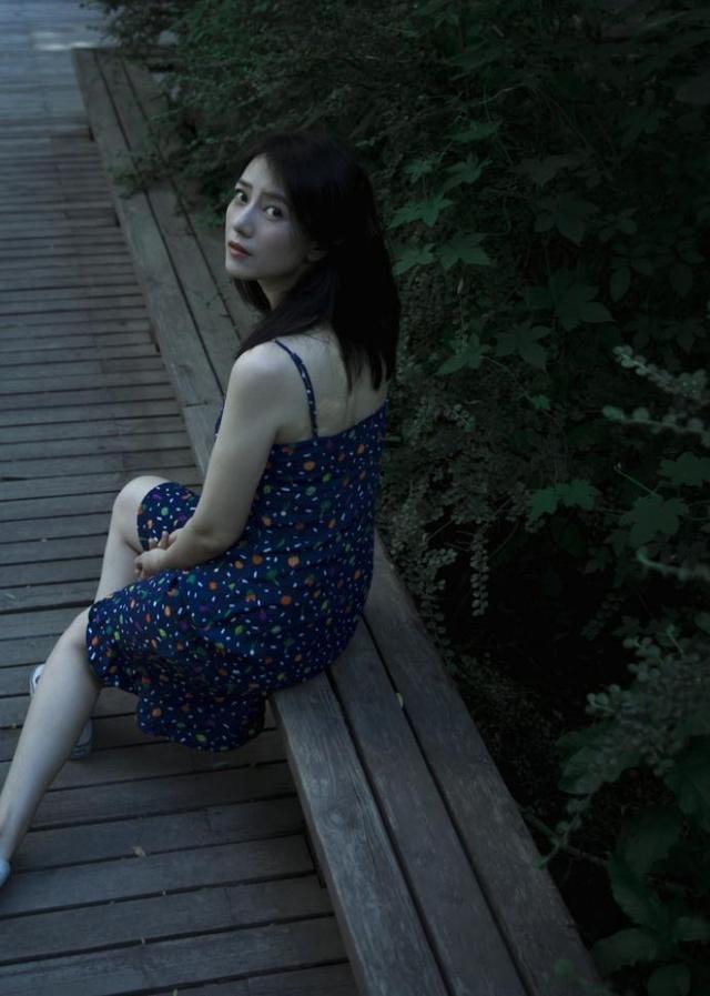 看不出41歲！高圓圓一襲弔帶裙「拍森系美照」仙氣飄飄　抬手片刻「超貼心細節」被讚：真是個好媽媽