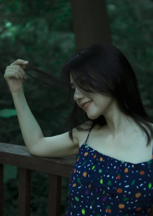 看不出41歲！高圓圓一襲弔帶裙「拍森系美照」仙氣飄飄　抬手片刻「超貼心細節」被讚：真是個好媽媽