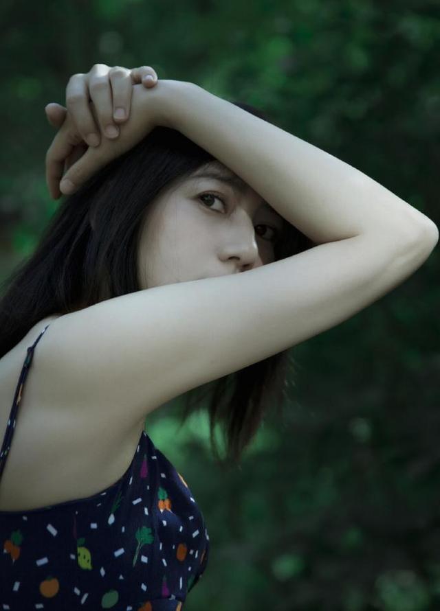 看不出41歲！高圓圓一襲弔帶裙「拍森系美照」仙氣飄飄　抬手片刻「超貼心細節」被讚：真是個好媽媽