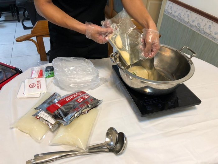 海底撈外送！她驚訝「點餐要超過2000」疑惑有多高級　店員上門「展現帝王級服務」網喊：再貴也值得