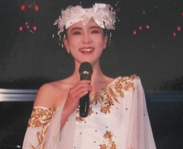 活成真女神！60歲劉雪華久違現身「鏡頭前大方露素顏」　正視歲月的流失「堅持不打美容針」優雅老去