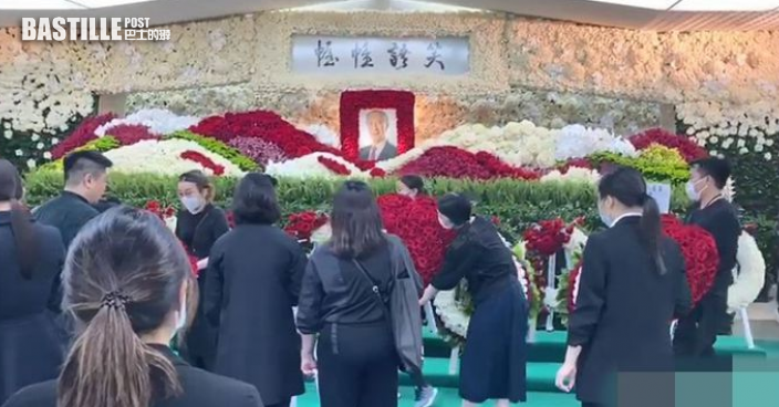 棺木要價3千萬！澳門賭王「靈堂比飯店奢華」鋪滿750萬花海　四太太曝「明年才能下葬」：是為祂好