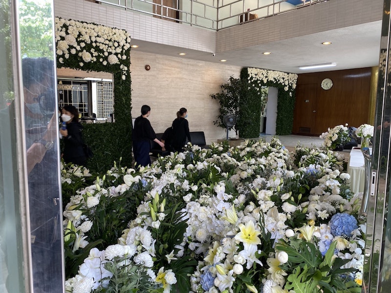 棺木要價3千萬！澳門賭王「靈堂比飯店奢華」鋪滿750萬花海　四太太曝「明年才能下葬」：是為祂好