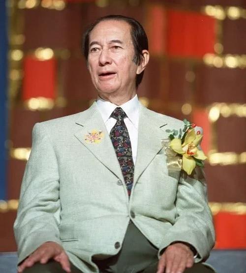 棺木要價3千萬！澳門賭王「靈堂比飯店奢華」鋪滿750萬花海　四太太曝「明年才能下葬」：是為祂好