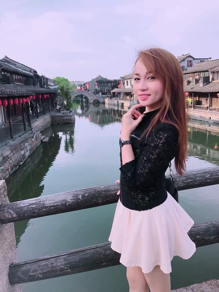 太不科學！她秀出「阿嬤穿比基尼照」窈窕揹孫　其他人加碼曝「刺青阿嬤穿短裙」網：不敢相信自己眼睛