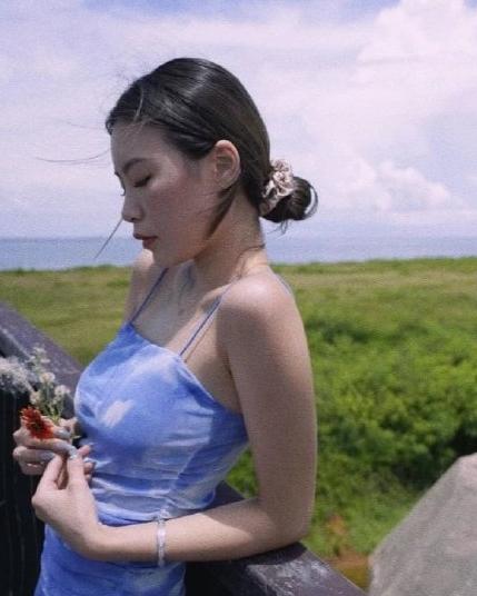 開啟新生活！高以翔女友「摘下情侶尾戒」花海中告別過去　9字鼻酸配文「獲網友支持」：你值得擁有