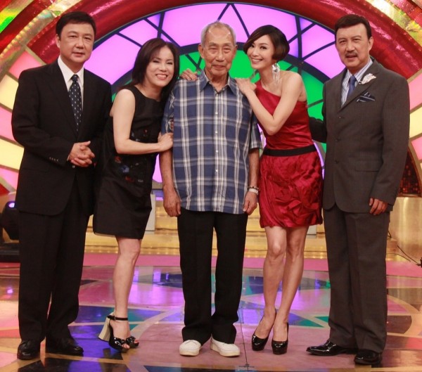 靠公公挽救婚姻！李亞萍笑憶「和余天數度鬧離婚」　暖憶公公「親自到娘家接她」：總把最好的留給我