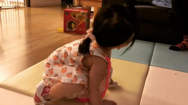 幽默育兒觀超棒！隋棠目睹女兒「撿地上蘋果吃」後悔沒阻止　老公「淡定笑容回應」網友全讚爆