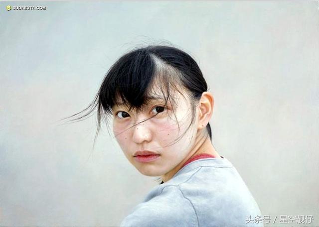 神秘「河中白襯衫少女」全網瘋傳！放大一看「超驚人細節」網看呆膜拜：差點當照片忽略