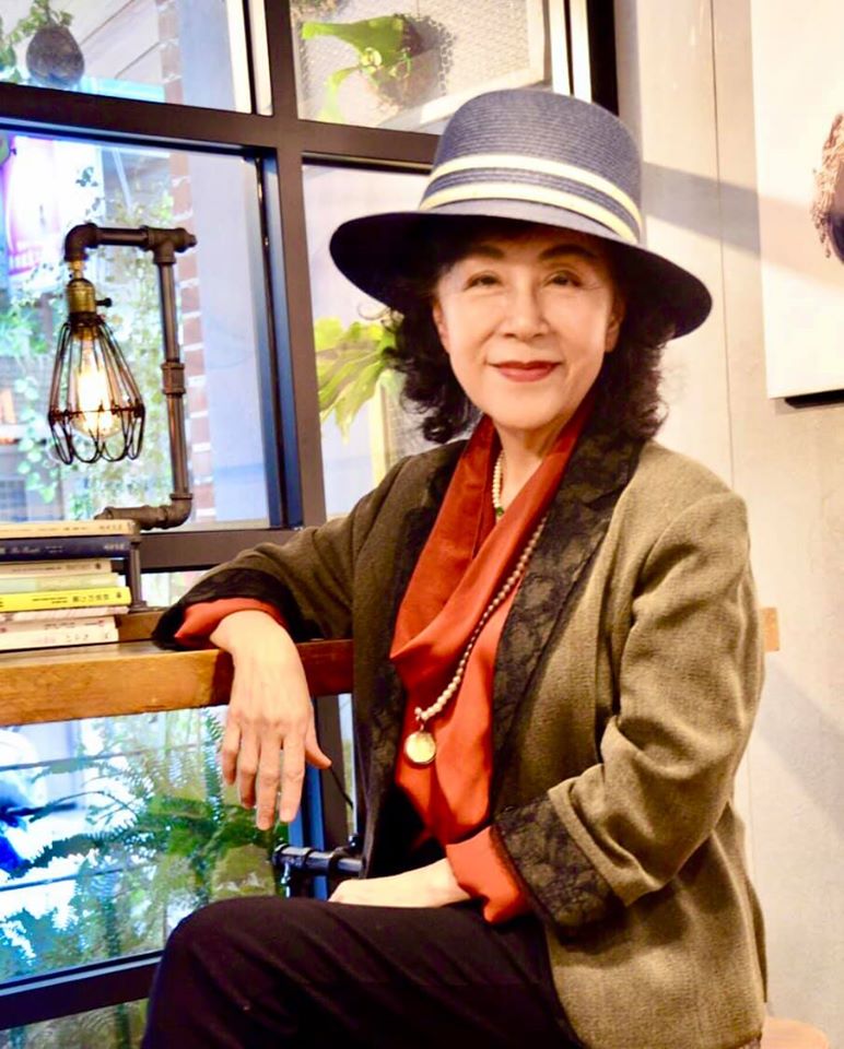 「金曲小姐」不再婚！離婚赴美念碩士「開公司授課」：最怕輪迴　71歲坐博愛座「遭疑憑什麼」體態超凍齡