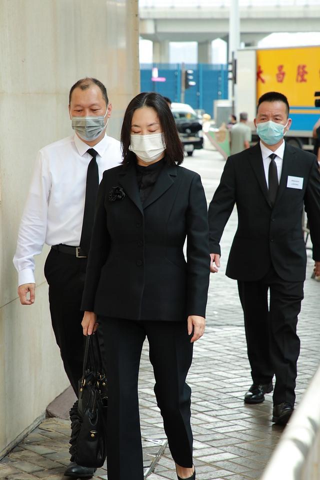 賭王又曝私生女？60歲婦女「自認是何鴻燊親女兒」一出生就被抱進大山 　靈堂外喊話要見「賭王接班人」