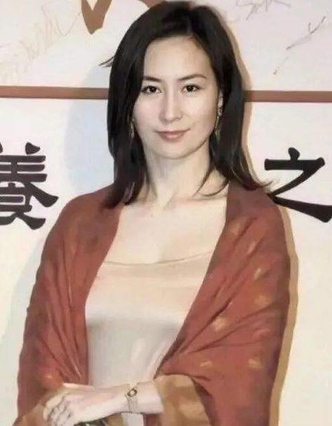 賭王又曝私生女？60歲婦女「自認是何鴻燊親女兒」一出生就被抱進大山 　靈堂外喊話要見「賭王接班人」