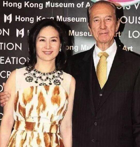 賭王又曝私生女？60歲婦女「自認是何鴻燊親女兒」一出生就被抱進大山 　靈堂外喊話要見「賭王接班人」