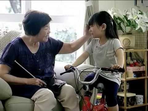 阿嬤你怎麼沒感覺？經典廣告「腳踏車壓到阿嬤腳」小童星長大了　升級「洋娃娃大眼美少女」從小美到大❤
