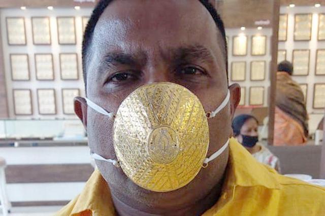 花11.9萬打造！印度土豪「戴純金口罩」出街回頭率超高　上面開滿小孔「拿去檢驗後」網友直呼：有錢真任性