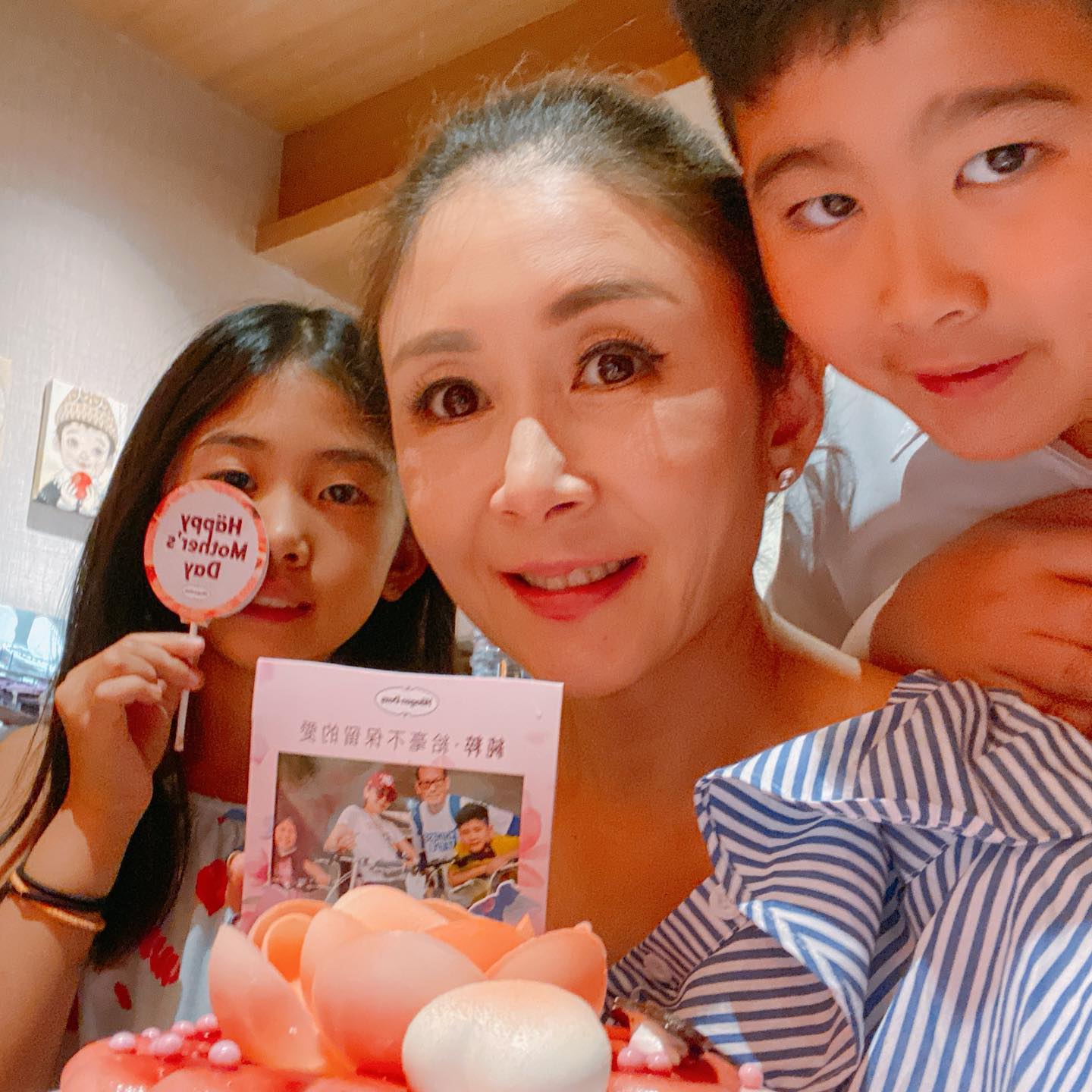 中年得子不溺愛！曲艾玲嘆「父母替孩子做太多」：我不要你聽話　拒絕「變成直升機家長」：放手讓他們選擇