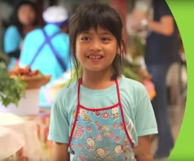 再苦也勇敢笑著！女孩「9歲經營炸雞店」早熟令人心疼　父母離異出走「2弟弟由她照顧」不捨奶奶辛苦