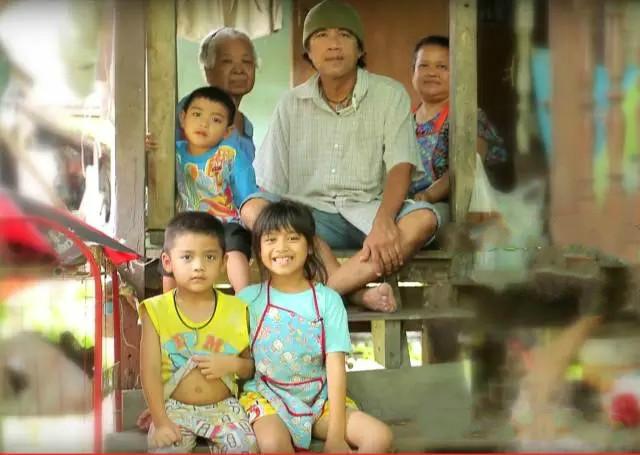 再苦也勇敢笑著！女孩「9歲經營炸雞店」早熟令人心疼　父母離異出走「2弟弟由她照顧」不捨奶奶辛苦