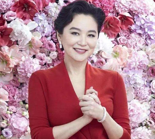 百年難遇！林青霞19歲「學生制服照」爆紅日本　穿迷你短裙露出「修長大白腿」迷翻百萬網友：史上最美校花♥