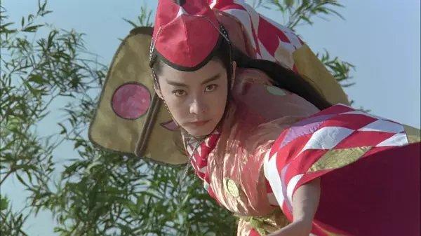 百年難遇！林青霞19歲「學生制服照」爆紅日本　穿迷你短裙露出「修長大白腿」迷翻百萬網友：史上最美校花♥