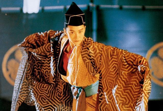 百年難遇！林青霞19歲「學生制服照」爆紅日本　穿迷你短裙露出「修長大白腿」迷翻百萬網友：史上最美校花♥