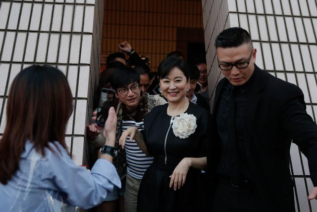 百年難遇！林青霞19歲「學生制服照」爆紅日本　穿迷你短裙露出「修長大白腿」迷翻百萬網友：史上最美校花♥