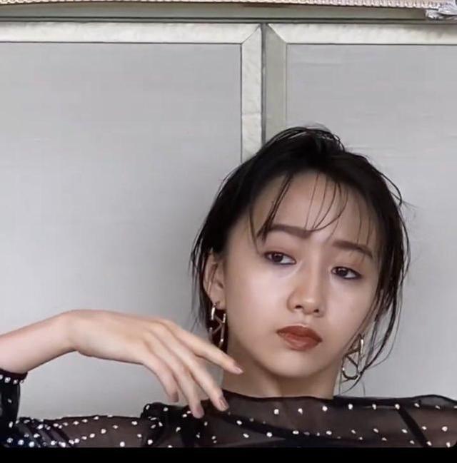 被劉海封印了顏值 ！木村拓哉19歲長女「露出額頭」像極媽媽年輕時 　眼神冷艷「像變了一個人」：御姐范兒十足  