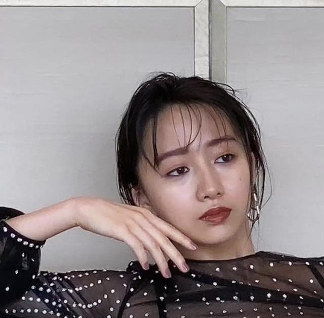 被劉海封印了顏值 ！木村拓哉19歲長女「露出額頭」像極媽媽年輕時 　眼神冷艷「像變了一個人」：御姐范兒十足  