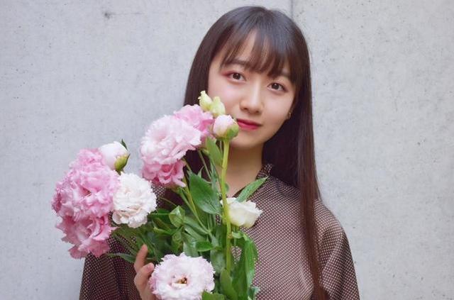 被劉海封印了顏值 ！木村拓哉19歲長女「露出額頭」像極媽媽年輕時 　眼神冷艷「像變了一個人」：御姐范兒十足  
