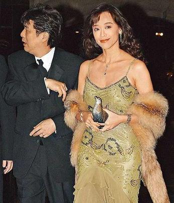 原本是豪門千金！53歲女星「演出美艷電影遭離婚」　二度結婚「老公竟是80億富豪」差20歲依然幸福