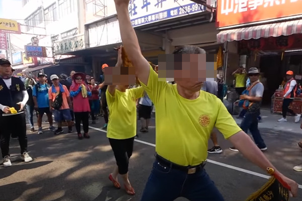 拿黑令旗攔轎!宮廟男女擋路「要鑾轎停下來」 白沙屯媽祖「也不是好惹的」網嗨:超有個性