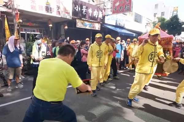 拿黑令旗攔轎!宮廟男女擋路「要鑾轎停下來」 白沙屯媽祖「也不是好惹的」網嗨:超有個性