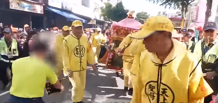 拿黑令旗攔轎!宮廟男女擋路「要鑾轎停下來」 白沙屯媽祖「也不是好惹的」網嗨:超有個性