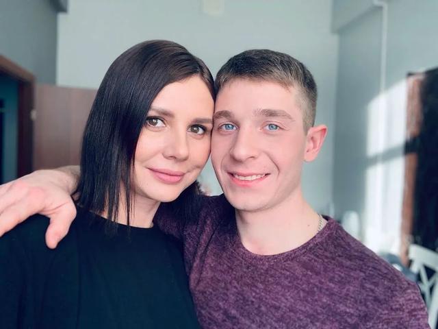 後媽變老婆！35歲減肥網紅「挺孕肚再婚小15歲繼子」喜極而泣　前夫首曝「離婚內幕」吐心聲：無法原諒