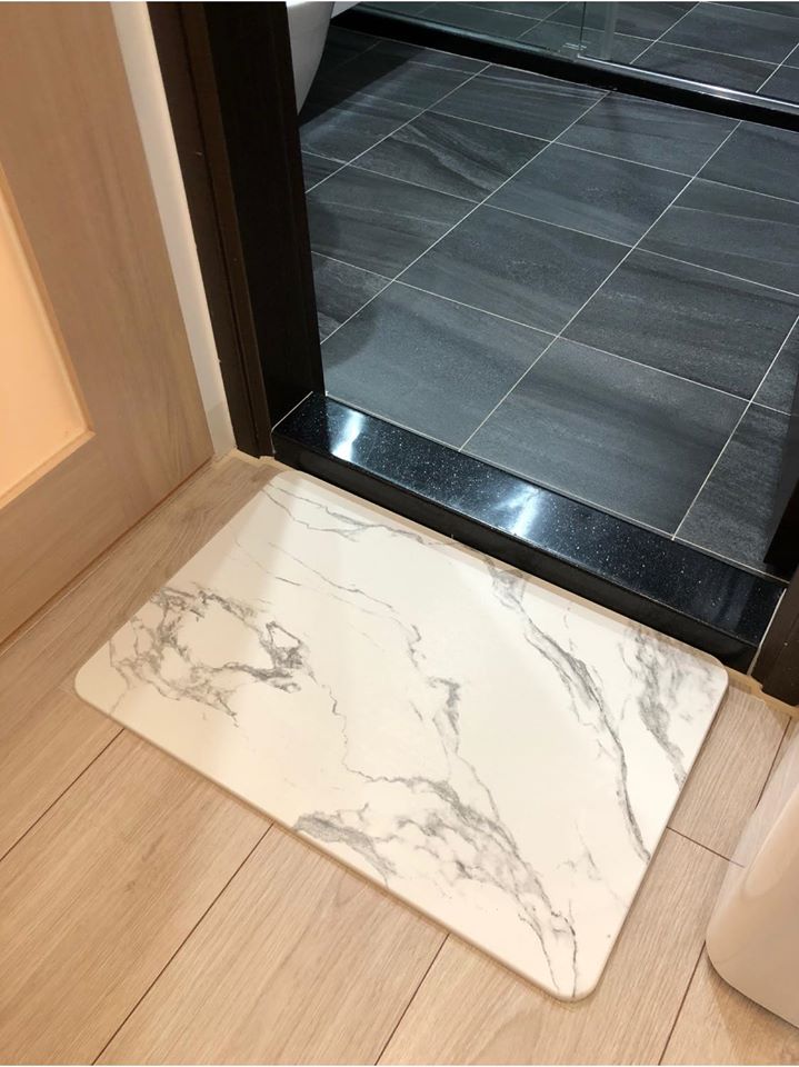 搶買大理石地墊！她洗完澡試用「腳踩上去秒乾」：又美又實用　過來人曝「花錢找麻煩」：買了會後悔