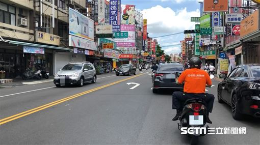 最高齡外送員！70歲阿公「年送4千個便當」給獨居老人　穿梭街巷「保證便當送達熱騰騰」：做到不能做為止