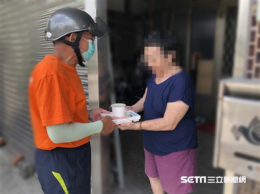最高齡外送員！70歲阿公「年送4千個便當」給獨居老人　穿梭街巷「保證便當送達熱騰騰」：做到不能做為止