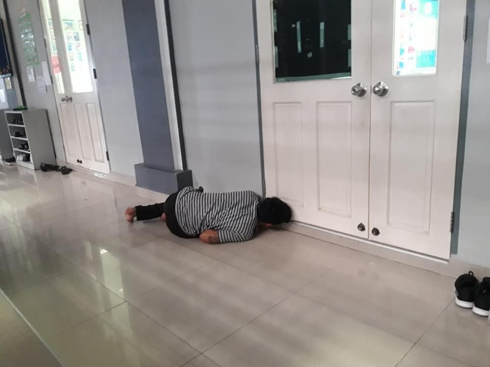 孩子第一天上學！把拔「站教室外擔心偷哭」　馬麻笑曬「門外怪叔叔排排站照」：小孩又沒哭你們幹嘛啦