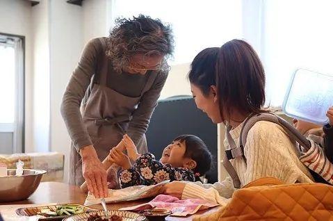 當了44年家庭主婦！5點就起床「從早忙到晚」仍樂在其中　「打理一家9口不是問題」做家事做出興趣
