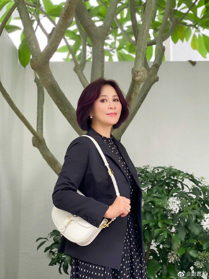 女人別害怕歲月！54歲劉嘉玲「頂著素顏晨跑」被笑：像大媽　她樂喊「要自然老去」皺紋都是故事