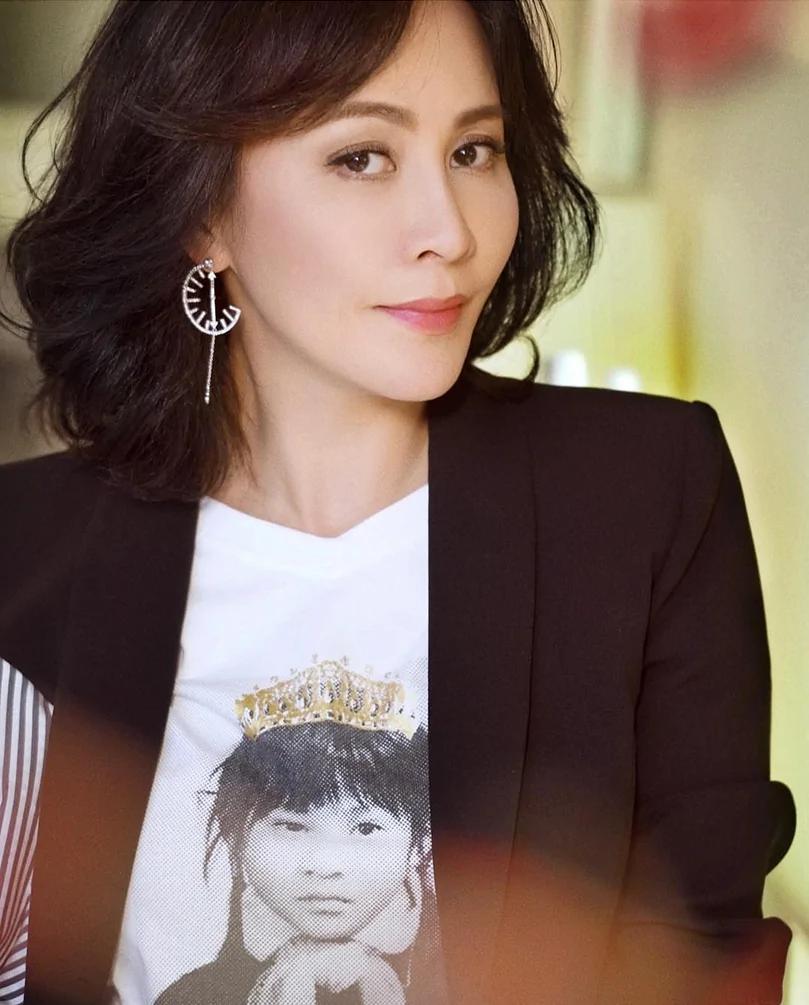 女人別害怕歲月！54歲劉嘉玲「頂著素顏晨跑」被笑：像大媽　她樂喊「要自然老去」皺紋都是故事