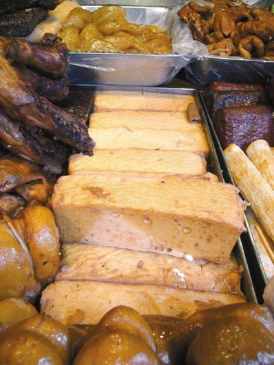 再也不敢吃！百頁豆腐「真實原料曝光」：根本不是豆腐　熱量超高「滿嘴都是油」媽媽全崩潰
