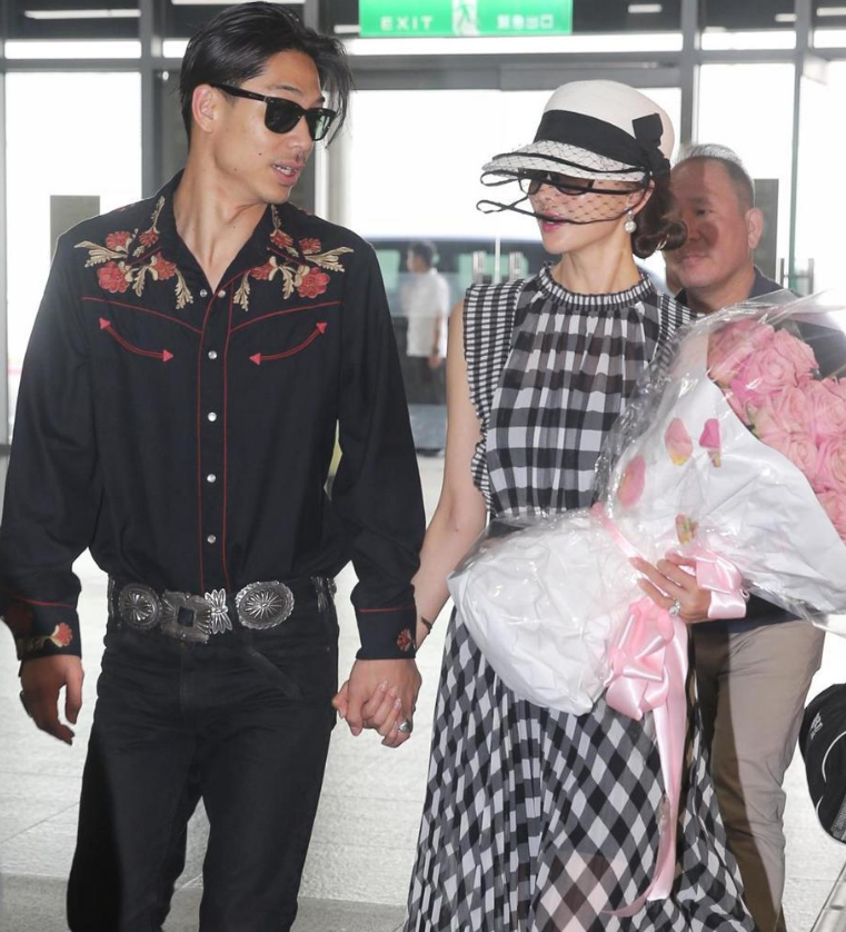 婚後1年淡出演藝圈？林志玲瀟灑坦言「該下舞台了」　PO出嘟嘴近照賣萌：「想開始顧家了」