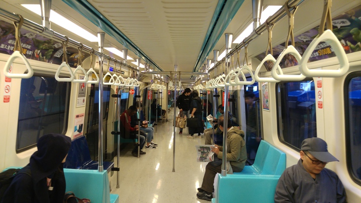 家教太重要！網友PO「搭車對比圖」感嘆：家長居然視若無睹　大讚另位媽媽「叮嚀兒別佔座」教育藏細節裡