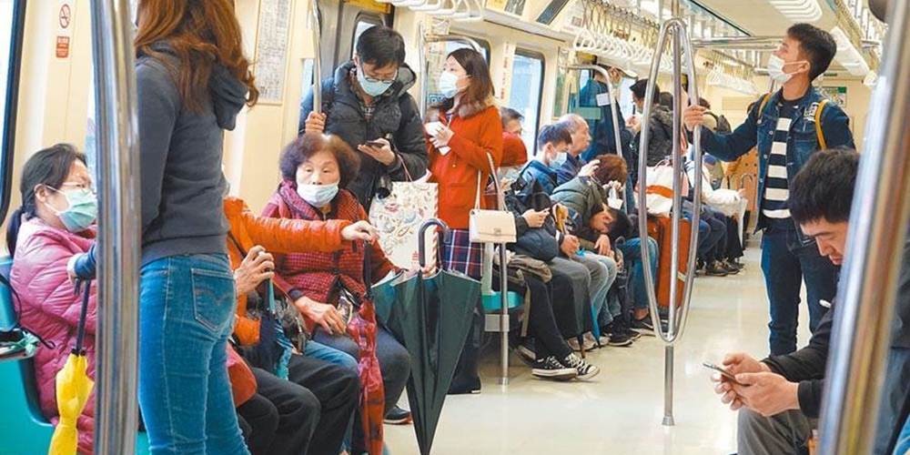 家教太重要！網友PO「搭車對比圖」感嘆：家長居然視若無睹　大讚另位媽媽「叮嚀兒別佔座」教育藏細節裡