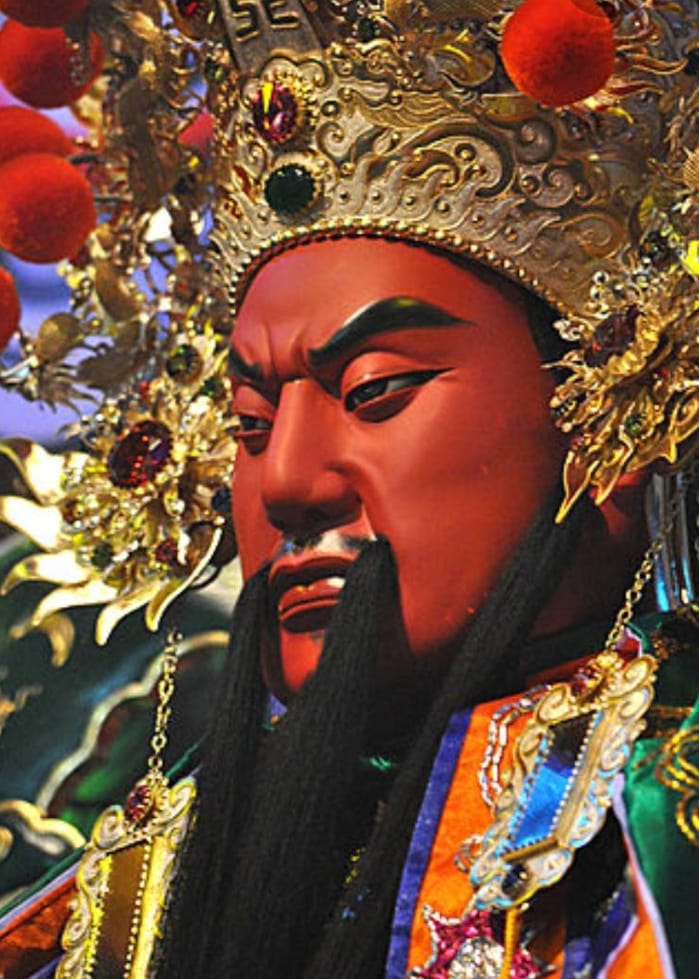 夢到臉紅紅的阿飄？外籍看護「突然被祂叫醒」：快去看阿公　發現「關聖帝君暗中守護」感動上香淚謝